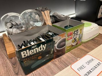 コーヒーと緑茶を無料で飲んでいただけます。 - BasisPoint 吉祥寺マルイ店 吉祥寺エリア4名BOX席の設備の写真