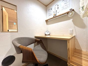 丸いフォルムがおしゃれな曲げ木のチェアです。 - 2ndbase_そごう広島 完全個室ブース（定員1名）【そごう広島2階】の設備の写真