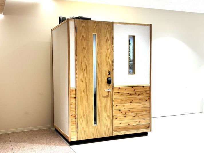 広島県産スギ材＆かき殻主原料壁材を利用した広島県産自然派ブースです。 - 2ndbase_そごう広島 完全個室ブース（定員1名）【そごう広島2階】の外観の写真