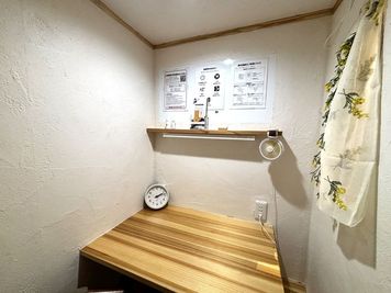 室内は明るく集中できる空間です。 - 2ndbase_そごう広島 完全個室ブース（定員1名）【そごう広島2階】の室内の写真