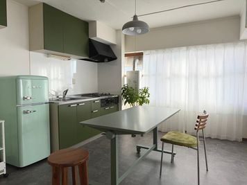 レトロモダンなミント家電×オリーブキッチン
ミント色の相棒と、いい光。
淡い午後の空気まで、写真に閉じ込めて。 - 水道橋スタジオ（東京ドーム前）Suidobashi Studio 水道橋スタジオ（東京ドーム前）SUIDOBASHI STUDIOの室内の写真