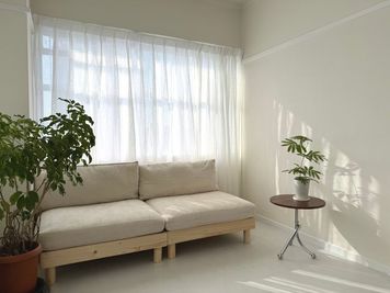 White room（白空間）
白壁×白床の抜け感あるスタジオ｜ビューティ／ファッション撮影に（自然光／6.5畳） - 水道橋スタジオ（東京ドーム前）Suidobashi Studio 水道橋スタジオ（東京ドーム前）SUIDOBASHI STUDIOの室内の写真