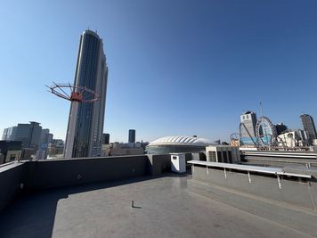 都心の高層ビュー×広い屋上で特別なロケーション撮影が可能｜MV・ポートレートに最適
（オプション利用 ※事前予約必須） - 水道橋スタジオ（東京ドーム前）Suidobashi Studio 水道橋スタジオ（東京ドーム前）SUIDOBASHI STUDIOの室内の写真