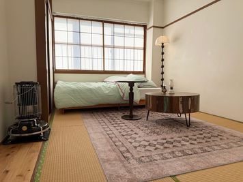 Japanese room（和室）
障子越しの自然光が綺麗な和モダン空間
ベッド付き和室｜雑誌系・ライフスタイル撮影に◎（自然光／6.5畳） - 水道橋スタジオ（東京ドーム前）Suidobashi Studio 水道橋スタジオ（東京ドーム前）SUIDOBASHI STUDIOの室内の写真