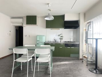 
キッチン撮影対応の自然光スタジオ｜商品・食品・インタビュー撮影におすすめの温かみある背景 - 水道橋スタジオ（東京ドーム前）Suidobashi Studio 水道橋スタジオ（東京ドーム前）SUIDOBASHI STUDIOの室内の写真