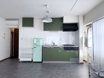 Dining room（キッチン）
レトロモダンなミント家電×オリーブキッチンの映える背景（10.5畳） - 水道橋スタジオ（東京ドーム前）Suidobashi Studio 水道橋スタジオ（東京ドーム前）SUIDOBASHI STUDIOの室内の写真