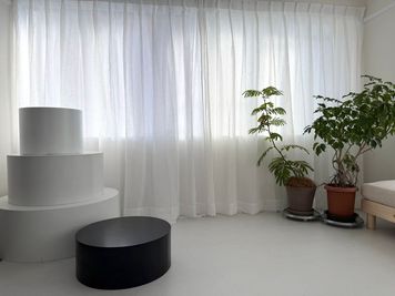 White Room
差し込む光が柔らかく人物の肌を綺麗に補正
商品撮影にも使えるミニマル背景
植物や小物演出あり（300プロップ使用可） - 水道橋スタジオ（東京ドーム前）Suidobashi Studio 水道橋スタジオ（東京ドーム前）SUIDOBASHI STUDIOの室内の写真