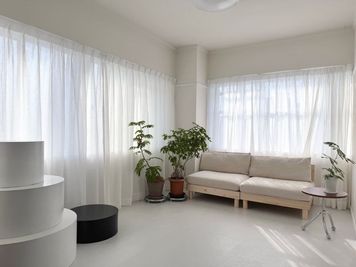 White room（白空間）
白壁×白床の抜け感あるスタジオ｜ビューティ／ファッション撮影に（自然光／6.5畳） - 水道橋スタジオ（東京ドーム前）Suidobashi Studio 水道橋スタジオ（東京ドーム前）SUIDOBASHI STUDIOの室内の写真