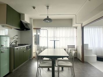 Dining room（キッチン）
ライフスタイル動画／インタビューに
レトロモダンなミント家電×オリーブキッチンの映える背景 - 水道橋スタジオ（東京ドーム前）Suidobashi Studio 水道橋スタジオ（東京ドーム前）SUIDOBASHI STUDIOの室内の写真