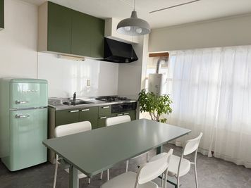 キッチン撮影対応の自然光スタジオ｜商品・食品・インタビュー撮影におすすめの温かみある背景 - 水道橋スタジオ（東京ドーム前）Suidobashi Studio 水道橋スタジオ（東京ドーム前）SUIDOBASHI STUDIOの室内の写真