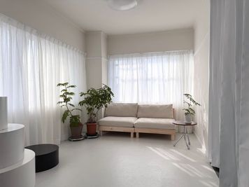 White room（白空間）
白壁×白床の抜け感あるスタジオ｜ビューティ／ファッション撮影に
円柱台で立体感のある構図がつくれる空間（自然光／6.5畳） - 水道橋スタジオ（東京ドーム前）Suidobashi Studio 水道橋スタジオ（東京ドーム前）SUIDOBASHI STUDIOの室内の写真