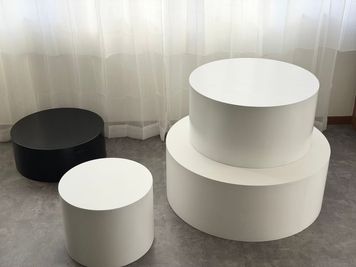 円柱ステージで立体的な画づくり｜商品撮影・ポージング撮影に、演出自由なステージセット。 - 水道橋スタジオ（東京ドーム前）Suidobashi Studio 水道橋スタジオ（東京ドーム前）SUIDOBASHI STUDIOの室内の写真