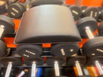 アーチクッションです。腹筋する時や、インクラインベンチの腰に当てて調整出来ます。 - Body field Japan北新地ジム 梅田北新地レンタルジムの室内の写真