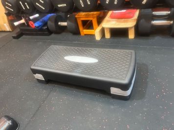 台座です。さまざまな用途に活用されます。インクラインベンチの下に置いて、足場の調整をすることも可能です。 - Body field Japan北新地ジム 梅田北新地レンタルジムの室内の写真
