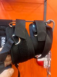 マシンケーブル用アンクルホールドです。
足首に装着して、股関節周辺の筋肉を鍛えることや、お尻の筋肉にも効果が期待できます。 - Body field Japan北新地ジム 梅田北新地レンタルジムの室内の写真