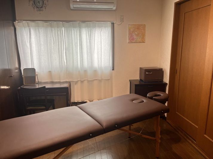 コンパクトなスペースですが、落ち着いた個室となります。 - シェアサロンNEST シェアサロン/レンタルスペースの室内の写真