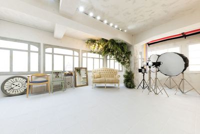 真っ白なスペースにウェディングと相性の良い装飾を施しています - studio owl（スタジオオウル）馬喰町店｜撮影スタジオ 【フォトウェディグ】ウェディングドレス50着着放題の撮影スタジオの室内の写真