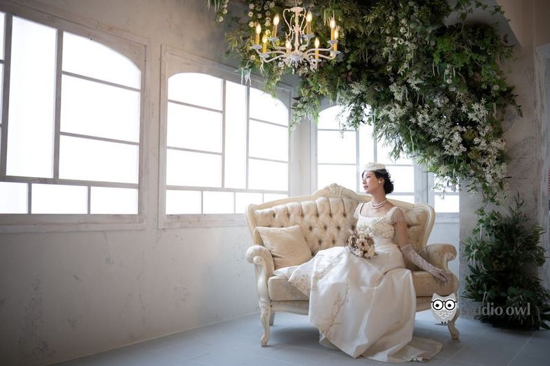 沢山の窓に囲まれたウェディングフォトスタジオ - studio owl（スタジオオウル）馬喰町店｜撮影スタジオ 【フォトウェディグ】ウェディングドレス50着着放題の撮影スタジオの室内の写真