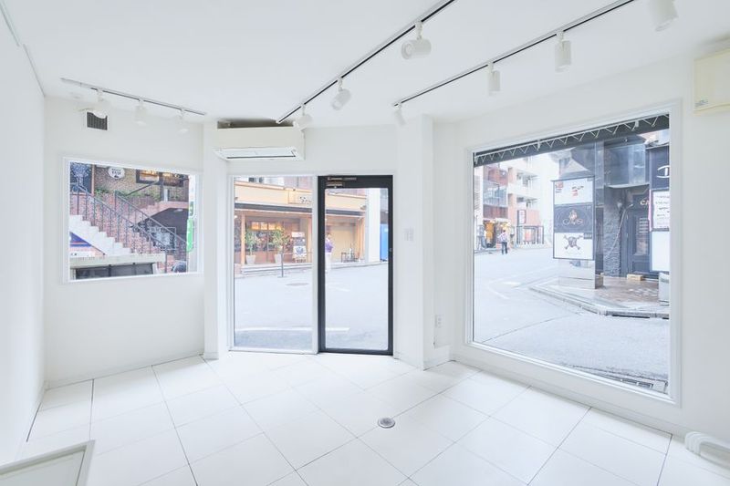 TINY CORNER GALLERY - TINY CORNER GALLERY