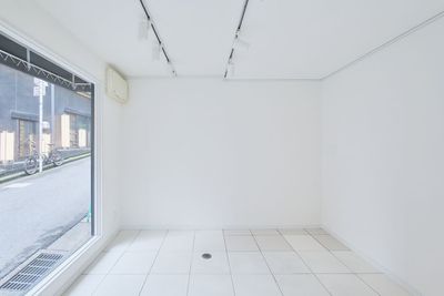 【恵比駅から徒歩３分 / 角地 /大きな窓】通りから一目でわかるマルチギャラリー - TINY CORNER GALLERY