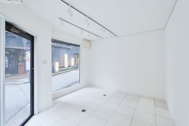 TINY CORNER GALLERY - TINY CORNER GALLERY