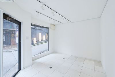 TINY CORNER GALLERYの室内の写真