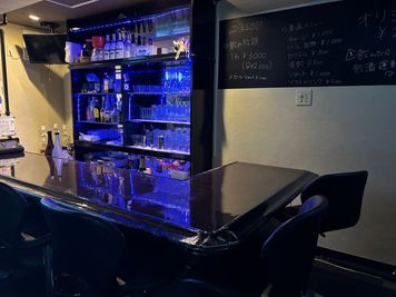 オシャレな雰囲気のバーで持ち込み可です。昼飲みやカラオケパーティー、宴会などいかがでしょうか。 - Bar NCR(バーエヌシーアール)の室内の写真
