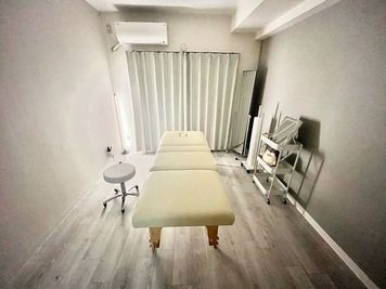 ＜オレンジスペース　船橋駅前＞  	レンタルサロンスペースの室内の写真