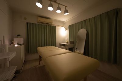 室内照明はリモコンにて、色や明るさの調光が可能です♪ - レンタルサロン ACTS 下北沢 ✨下北沢駅1分の上質空間レンタルサロン✨ の設備の写真