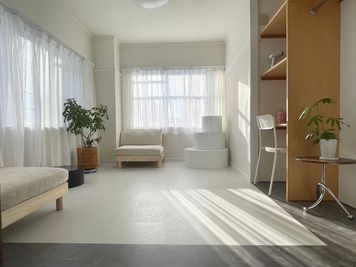 ホワイトルーム（レイアウト変更バージョン）
2面採光で余白たっぷり。ナチュラルポートレートや商品撮影に万能なホワイト×ニュートラル空間。 - 水道橋スタジオ（東京ドーム前）Suidobashi Studio 水道橋スタジオ（東京ドーム前）SUIDOBASHI STUDIOの室内の写真