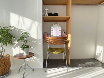 自然光メイク台（White room 内）
撮影前後のメイクに嬉しい自然光設計。コスメ撮りやガールズシーンの小物背景にも活躍。 - 水道橋スタジオ（東京ドーム前）Suidobashi Studio 水道橋スタジオ（東京ドーム前）SUIDOBASHI STUDIOの室内の写真