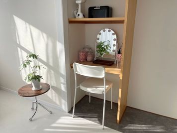 メイクテーブル（別アングル）
メイクアップ、アクセ撮影、小道具設置にも。モデル支度も撮影カットも叶える便利スポット。 - 水道橋スタジオ（東京ドーム前）Suidobashi Studio 水道橋スタジオ（東京ドーム前）SUIDOBASHI STUDIOの室内の写真