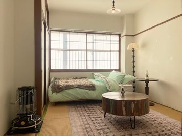 和室（Japanese room）
柔らかな障子越しの光とレトロな質感。くつろぎシーンや和モダンポートレートに最適な和室セット。 - 水道橋スタジオ（東京ドーム前）Suidobashi Studio 水道橋スタジオ（東京ドーム前）SUIDOBASHI STUDIOの室内の写真