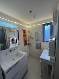 1.2mx1.7mのメークルーム　女優ミラーや全身鏡を完備して複数人の着替えもできます。 - スタジオボン　 スタジオボン　大須　の室内の写真