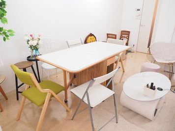 バタフライテーブルを目一杯広げれば６人着席可能。物撮りや同時メークなどに活躍 - スタジオボン　 スタジオボン　大須　の設備の写真