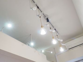 スマホ撮りなど簡単な撮影なら天井照明だけで十分です。調光できます。 - スタジオボン　 スタジオボン　大須　の設備の写真