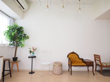 高さ３m 幅４.６mの白壁エリア【愛称＝ステージエリア】自由度の高い撮影が可能 - スタジオボン　 スタジオボン　大須　の室内の写真