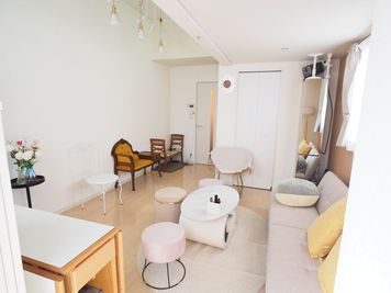 スタジオ内は撮影用にバラエティに富んだ家具がお使いになれます。もちろん推し会などにもお使いいただけます。 - スタジオボン　 スタジオボン　大須　の室内の写真