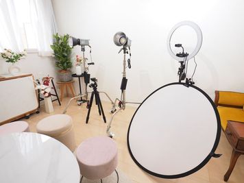 撮影機材：NEEWER45W 18インチリングライト、レフ板、中型三脚、Amaran 200W定常光LED、ソフトBOX - スタジオボン　 スタジオボン　大須　の設備の写真