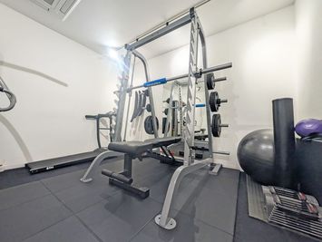 【スミスマシン】ベンチプレス/ベントオーバーロー/スクワット系/ヒップスラスト/ショルダープレスなど - パーソナルトレーニングジム Y’S TRUST三条本店 三条京阪駅徒歩１分lトレーナー向けレンタルジムの設備の写真