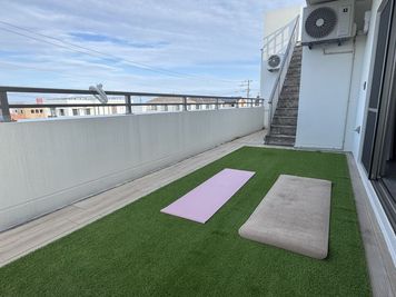 ヨガマット6枚まで可能◎ - レンタルスペース Miel Croissant 海の見える沖縄レンタルスペースの室内の写真