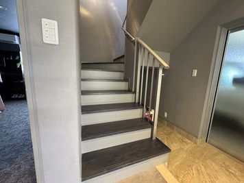 レンタルスペースはこの階段を登った2階になります♪ - レンタルスペース Miel Croissant 海の見える沖縄レンタルスペースの入口の写真