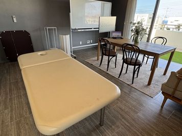 幅広のエステベッド。男性施術にも◎ - レンタルスペース Miel Croissant 海の見える沖縄レンタルスペースの室内の写真