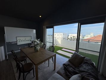 テラスはヨガスペースとしても活用OK！ - レンタルスペース Miel Croissant 海の見える沖縄レンタルスペースの室内の写真