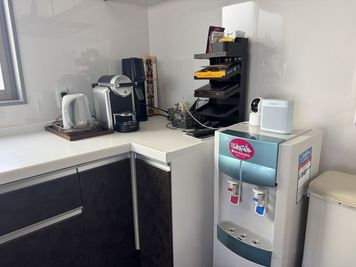 ドリンクコーナー、ウォーターサーバー、スピーカー完備 - レンタルスペース Miel Croissant 海の見える沖縄レンタルスペースの設備の写真