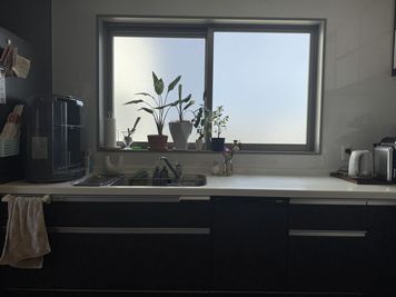 キッチンスペース - レンタルスペース Miel Croissant 海の見える沖縄レンタルスペースの設備の写真