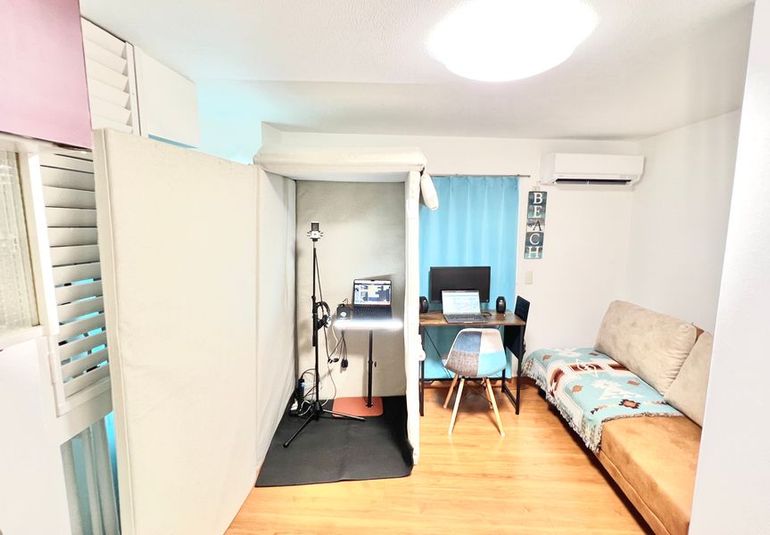 レコーディングブース、モニタ、オーディオインタフェース、コンデンサマイク、デスク、チェア、ソファ、照明、その他レコーディング機材 - ひとりRecスタジオ２の室内の写真