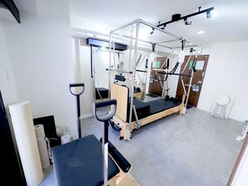 ・室内は広く余裕があります - STUDIOFLAG新宿1号店 STUDIOFLAG新宿1号店/マシンピラティスレンタルスタジオの室内の写真