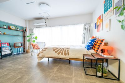 ダイニングキッチンからベッドルームを見る角度
※ベッドは撮影備品としての利用のみ可能です - 新大久保のレトロモダンハウススタジオ 自然光｜レトロモダンハウススタジオ｜DOLLYニュー新大久保の室内の写真