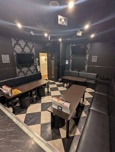 カラオケ コート・ダジュール伊丹昆陽店 ブラックパーティールームの室内の写真